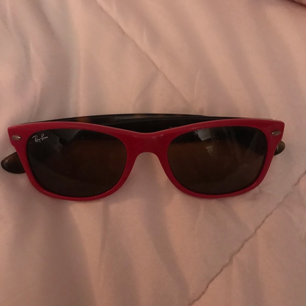 SPRING BREAK!! ☀️👙 RayBan Wayfarer in Red